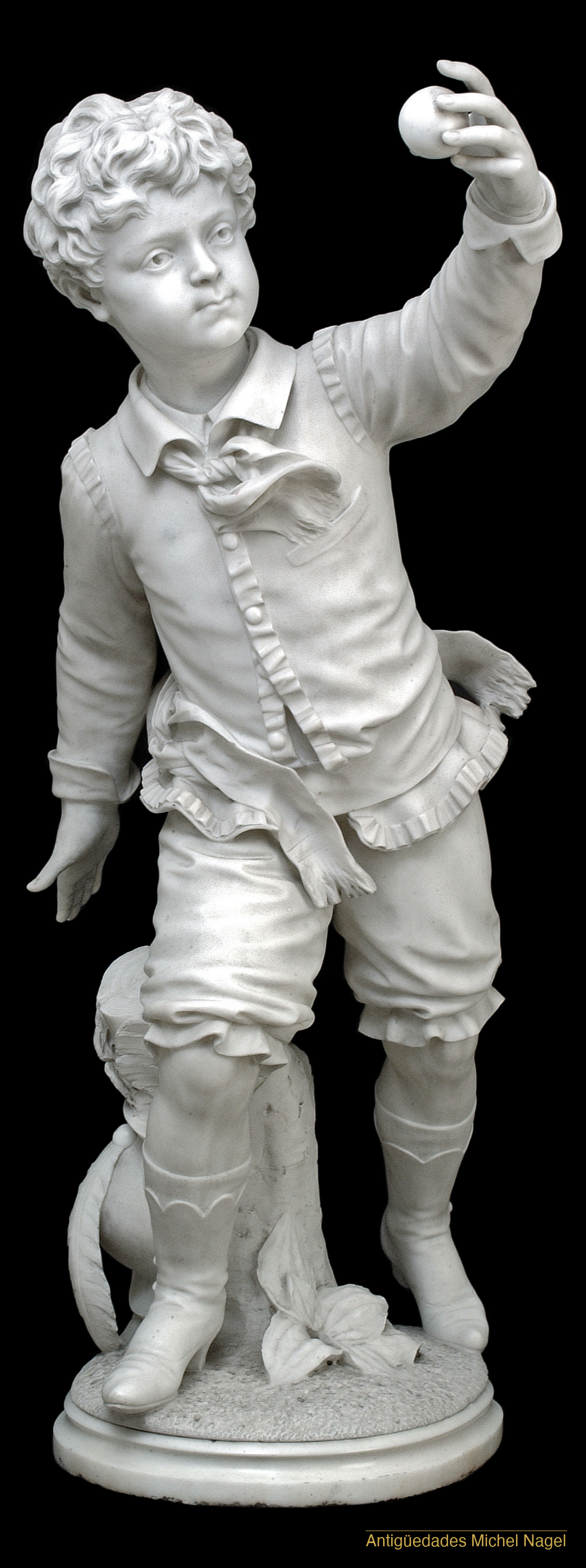 Escultura de niño con perro en mármol blanco