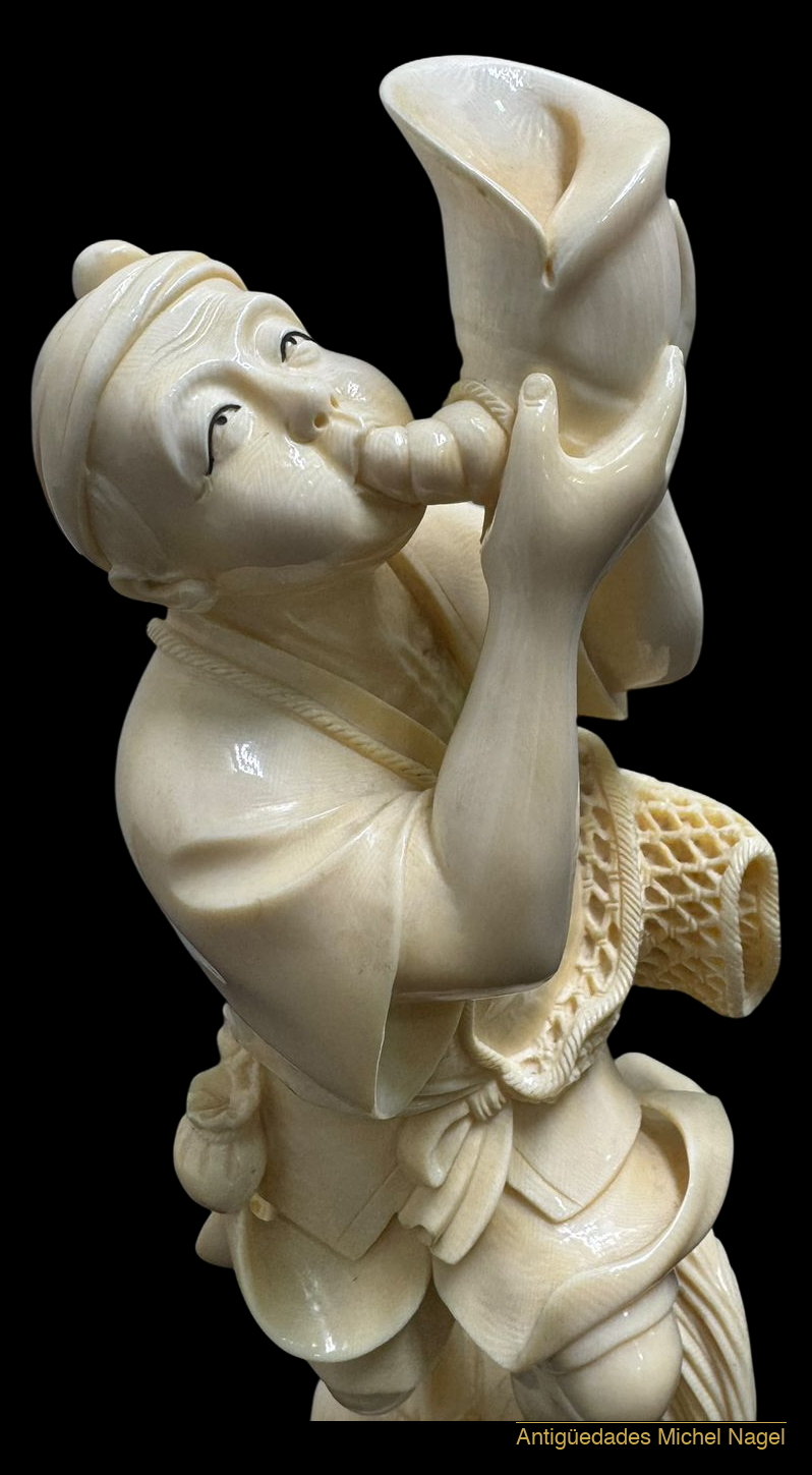 Figura de marfil tallado representando personaje con jarra — foto 2