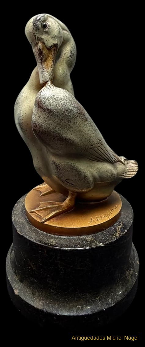 Escultura de pato en metal plateado sobre base de mármol — foto 2