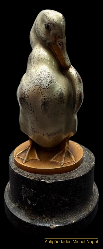 Escultura de pato en metal plateado sobre base de mármol — foto 4