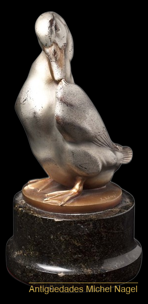 Escultura de pato en metal plateado sobre base de mármol — foto 5