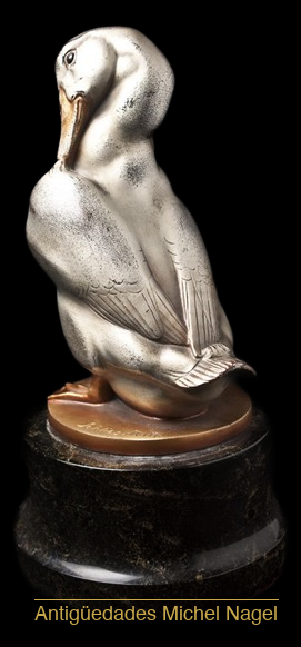 Escultura de pato en metal plateado sobre base de mármol