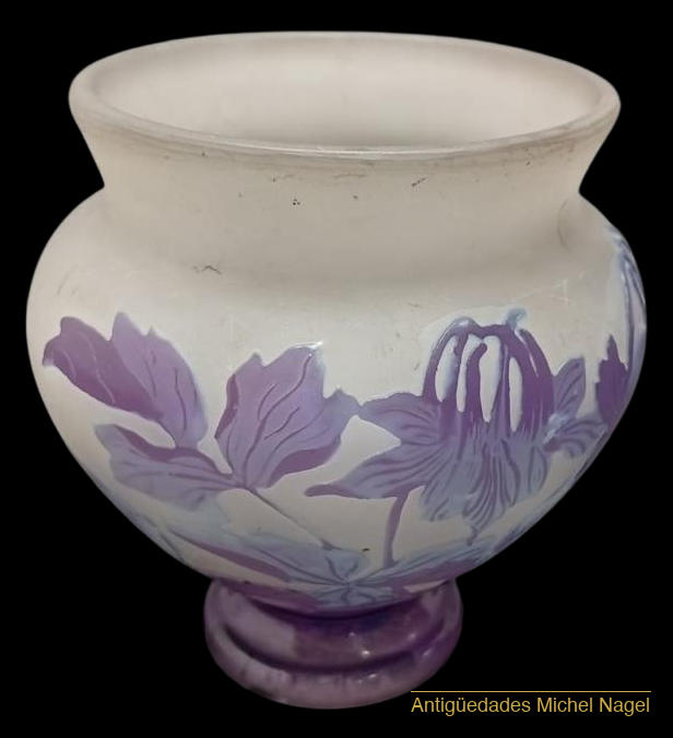 Jarrón de vidrio cameo francés con decoración floral