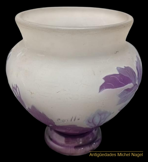 Jarrón de vidrio cameo francés con decoración floral — foto 4