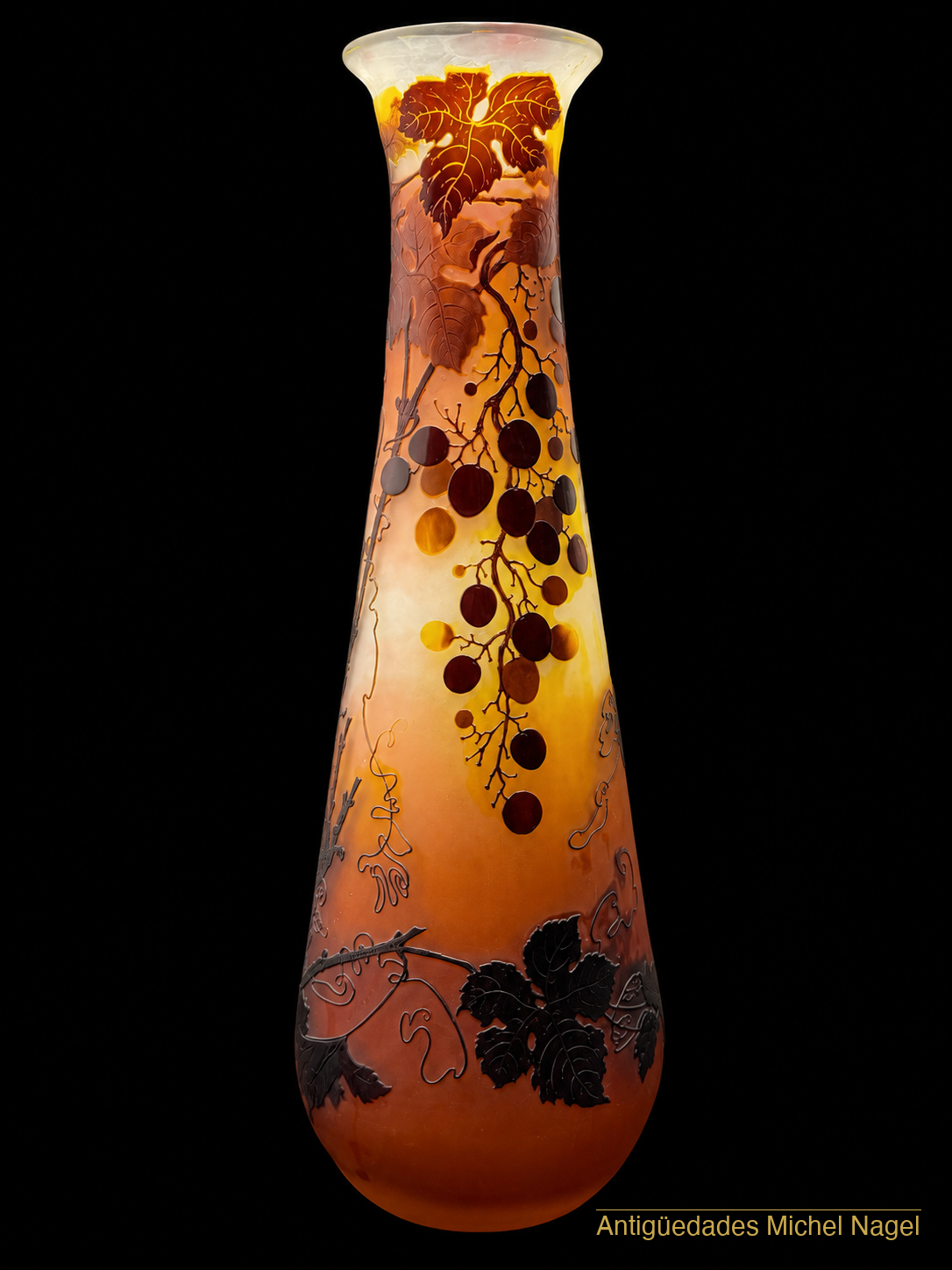 Jarrón de cristal camafeo con decoración de vides y racimos de uvas