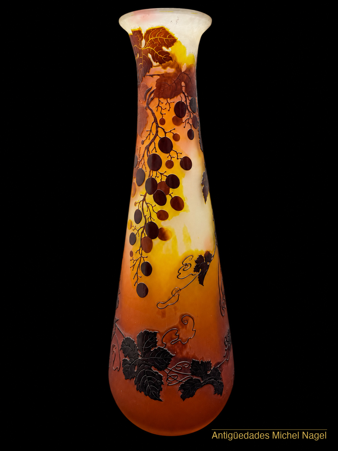 Jarrón de cristal camafeo con decoración de vides y racimos de uvas — foto 2