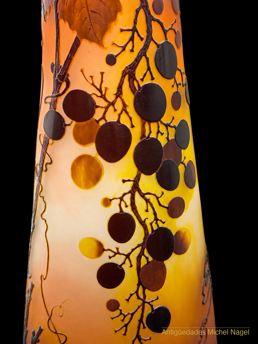 Jarrón de cristal camafeo con decoración de vides y racimos de uvas — foto 13