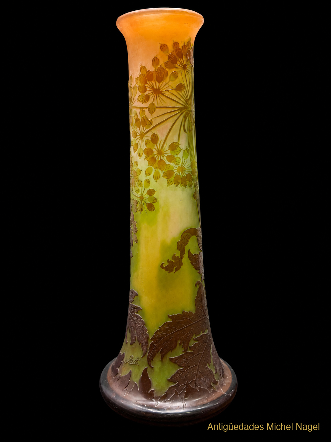 Jarrón de vidrio camafeo con flores de umbela