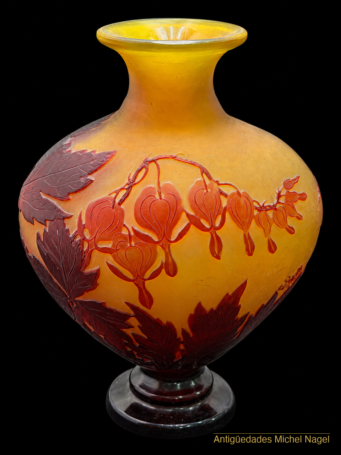 Jarrón camafeo de cristal con flores de corazón sangrante